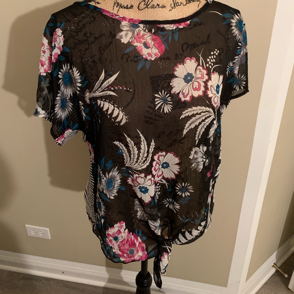 Super cute sheer front floral top!